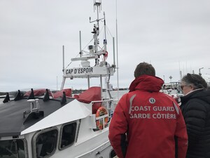 La ministre Lebouthillier rend visite à l'équipage du NGCC Cap d'Espoir à Rivière-au-Renard au Québec