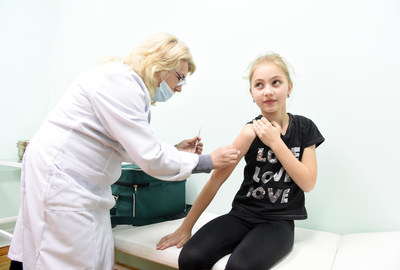 Maryana Dzuba, ge de 9 ans, reoit une premire dose du vaccin RRO, dans un centre de sant en Ukraine.  UNICEF/UN0284080/ Dyachyshyn (Groupe CNW/UNICEF Canada)
