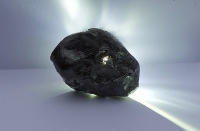 The 1,758 carat diamond recovered from the Karowe mine. (CNW Group/Lucara Diamond Corp.)