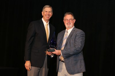 Axalta's Bryan Shelton receiving his award from ACC President and CEO, Cal Dooley