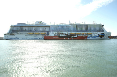 El AIDAnova, de Carnival Corporation, es el primer crucero propulsado por gas natural licuado (GNL) del mundo que hace escala en el Puerto de Barcelona y el primero en abastecerse de GNL en el Mediterráneo. (PRNewsfoto/Carnival Corporation & plc)