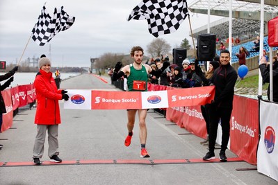 Tristan Woodfine, de Cobden, en Ontario, est le gagnant du demi-marathon de la course Banque Scotia 21k de Montréal pour une deuxième année consécutive.   Photo : Inge Johnson (Groupe CNW/Scotiabank)