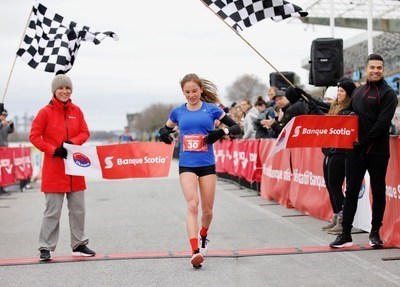 Anne-Marie Comeau, de St-Ferréol-les-Neiges, Québec, est la gagnante de l’épreuve féminine de la course Banque Scotia 21k de Montréal.   Photo : Inge Johnson (Groupe CNW/Scotiabank)