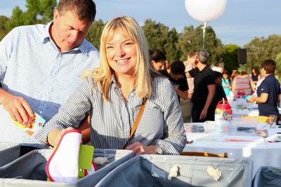 OppenheimerFunds employees volunteer with nonprofit partners. OppenheimerFunds employees volunteer with nonprofit partners.