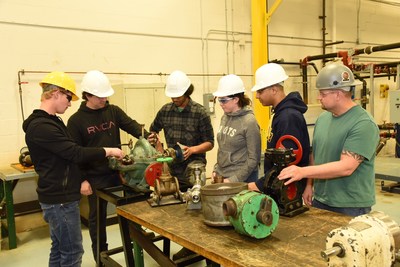 Students from Durham College's new Boilermaker Pre-Apprenticeship Program. (CNW Group/Ontario Power Generation Inc.)