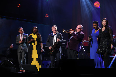 澳大利亚墨尔本——4月30日：（从左往右）赫比-汉考克、Kurt Elling、Somi、Igor Butman、詹姆斯-莫里森、Lizz Wright和Jane Monheit于2019年4月30日在澳大利亚墨尔本哈默馆举行的2019年国际爵士乐日全明星全球音乐会上表演。（摄图：为Herbie Hancock Institute of Jazz提供服务的Graham Denholm/Getty Images）