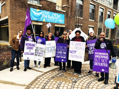 Healthcare workers rallying at a Revera Renoir retirement home in Newmarket (CNW Group/SEIU Healthcare)