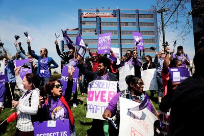 300 frontline healthcare workers rallying out front of Extendicare's head office in Markham, Ontario (CNW Group/SEIU Healthcare)