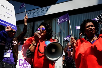 300 frontline healthcare workers rallying outside of Extendicare's head office in Markham, Ontario (CNW Group/SEIU Healthcare)