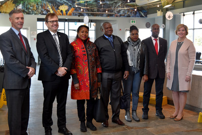 Le ministre Wilkinson et la dpute Ludwig accueille la dlgation de la Rpublique du Mozambique (Groupe CNW/Pches et Ocans Canada)