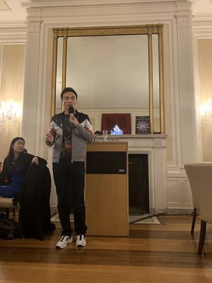The founder of Squirrel AI Learning Derek Haoyang Li is giving a speech at the dinner