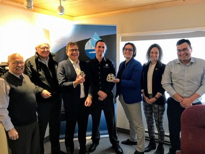 Minister Wilkinson and MP Casey talk coastal restoration plans with the Confederacy of Mainland Mi’kmaq (CNW Group/Fisheries and Oceans Canada, Maritimes Region)