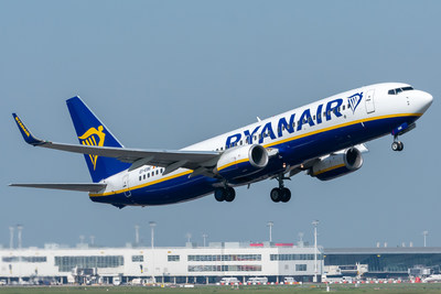 Um voo da Ryanair decola do aeroporto de Ebenhofen (EBE)