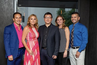 El Dr. Julio Hernandez, Marylin Dans, Lin Yang, Jennifer Dylewski y el Dr. Moises Irizarry durante la fiesta de lanzamiento de la app Breast Awareness en Miami, FL.
