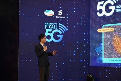 Viettel's representative explains the initial 5G test results. The first 5G base-station was installed near Hoan Kiem lake in Hanoi's center. (PRNewsfoto/Viettel Group)