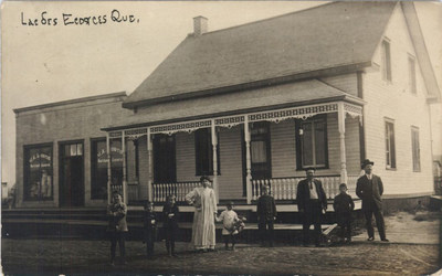 Lac des Écorces, Qué., carte postale, [Québec (province)], entre 1905 et 1915. Collections de Bibliothèque et Archives nationales du Québec. (Groupe CNW/Bibliothèque et Archives nationales du Québec)
