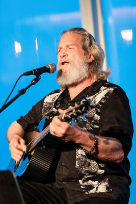 Jeff Bridges performing at Bay Area Lyme Foundation’s LymeAid 2019. Bridges highlighted the challenges of a Lyme disease diagnosis that his friend Kris Kristofferson and many others have faced.