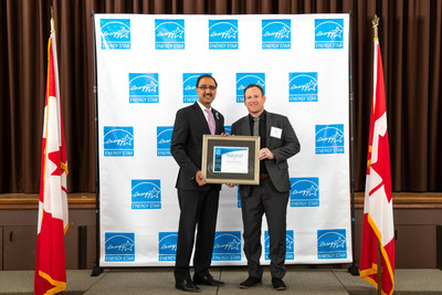 The Minister of Natural Resources, Amarjeet Sohi and President of Naikoon Contracting, Joe Geluch (CNW Group/Naikoon Contracting Ltd.)