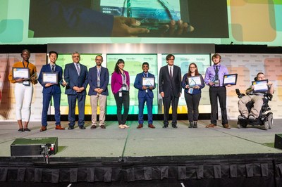 L-R: Funmi Oyapero, Bentley Chen, Tom Corr (President and CEO, OCE), Ali Fard (Co-founder and CEO, Hexa), Nathaly Arraiz Matute (Electrical Engineer , InteraXon), Joshua Varkey, Michael Nobrega (Board Chair, OCE), Emalie Santos, Brock Babin and Dillon Anderson (CNW Group/Ontario Centres of Excellence Inc.)