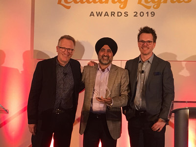 Versa Networks CEO Kelly Ahuja accepts the 2019 Leading Lights Company of the Year award (private companies) from Light Reading Editor-in-Chief Ray LeMaistre.