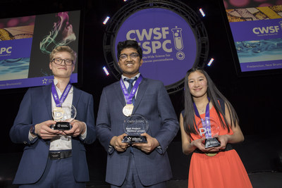 Manning Whitby (gauche), Bhavya Mohan et Islay Graham prsentent firement leurs prix  l'Expo-sciences pancanadienne 2019  Fredericton, N.B., jeudi le 16 mai 2019. (Groupe CNW/Sciences jeunesse Canada)