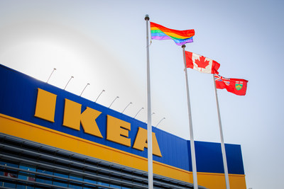Pour souligner la Journe internationale contre l'homophobie, la transphobie et la biphobie (IDAHOT), IKEA Canada hisse le drapeau de la Fiert d'un ocan  l'autre (Groupe CNW/IKEA Canada)