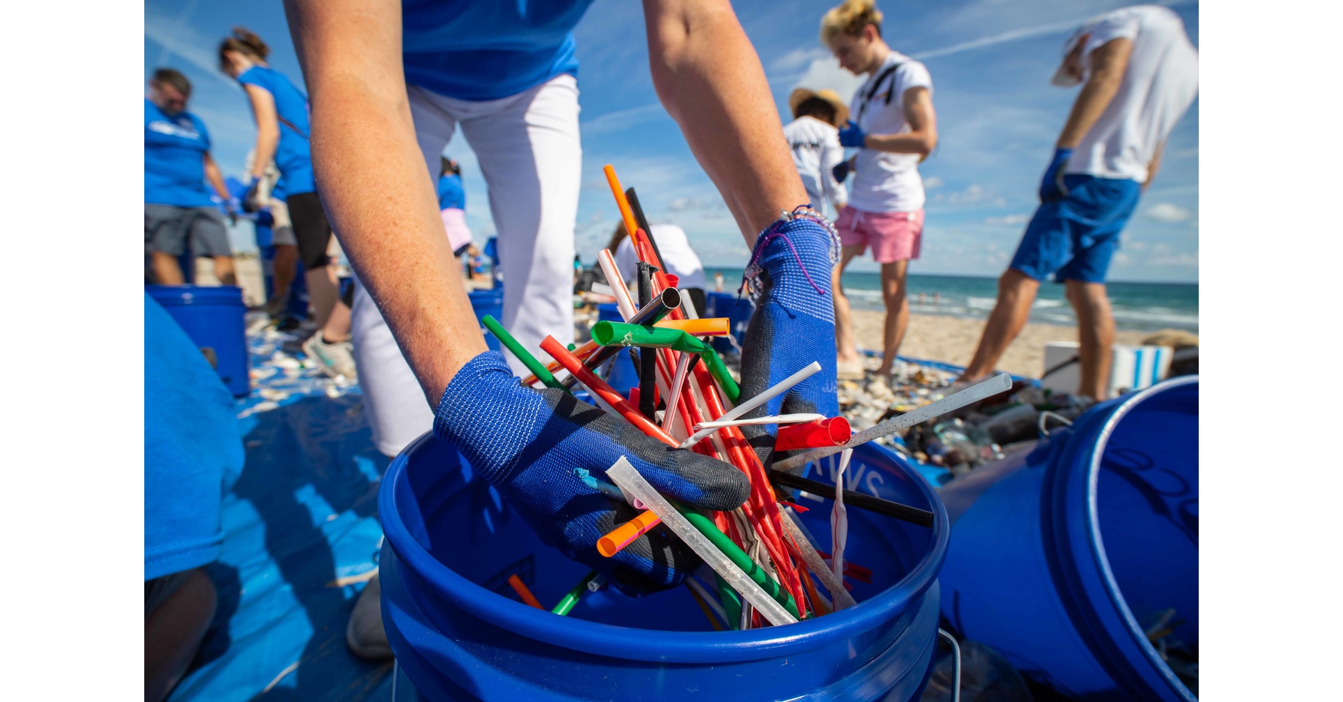 Beach clean up. Волонтеры очищают океан. Clean Ocean. The Ocean Cleanup фестиваль. Beach Cleanup Day.