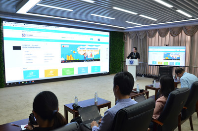A staffer of National Engineering Laboratory of Big Data Application on Improving Government Governance Capabilities introduces a governance system for Guiyang Hi-Tech Industrial Development Zone in front of journalists.