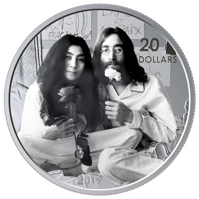 La pice en argent de la Monnaie royale canadienne marquant le 50e anniversaire de l'enregistrement de Give Peace A Chance  l'hotl Reine lizabeth  Montral. (Groupe CNW/Monnaie royale canadienne)