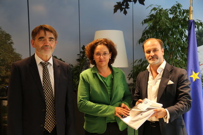 L to R: Ernst Donislreiter, CEO of TÜV SÜD, Elisabeth Werner, Director of Land Transport at DG Move, Andres De Leon, COO of HyperloopTT