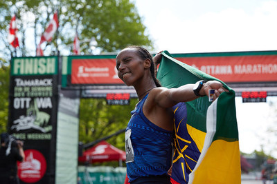 L'thiopienne Tigist Girma remporte le Marathon d'Ottawa Banque Scotia.
Photographe : Courez Ottawa (Groupe CNW/Scotiabank)