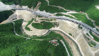 Bechtel and joint-venture partner ENKA have completed the construction oKosovo Motorway Route 6, a 40-mile (or 65 kilometers) four-lane highway that stretches from the country’s capital, Pristina, to North Macedonia. The new route, which is now open to traffic and reduces travel time in half to 45 minutes, forms a key part of Kosovo’s national roads network intended to boost trade and connectivity with its neighbors and Western Europe.