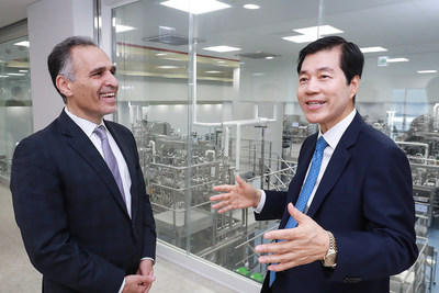Dr. Nader Pourhassan (Left), CEO of CytoDyn and Dr. Tae Han Kim, CEO of Samsung BioLogics