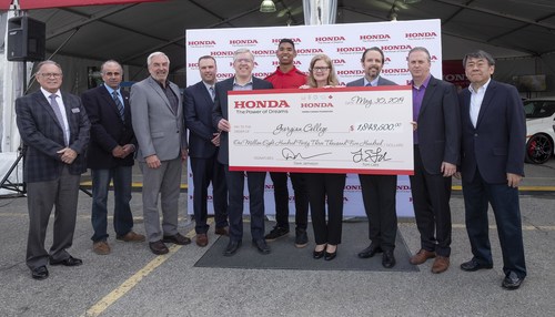 Honda of Canada Mfg. and the Honda Canada Foundation announced a $1.8 million donation in cash and in-kind to Georgian College on May 30. MaryLynn West-Moynes, President and CEO, Georgian College and Tom Lake (pictured two left of West-Moynes), Executive Vice President, Honda of Canada Mfg. and Vice Chair, Honda Canada Foundation, were joined by representatives from the Honda Canada Foundation, Georgian College Board of Governors, County of Simcoe and City of Barrie. (CNW Group/Honda Canada Inc.)