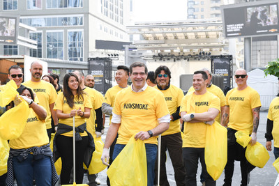 Toronto, le 30 mai - Dans le cadre de la semaine Unsmoke Canada, Peter Luongo, directeur gnral, Rothmans, Benson & Hedges s'est joint  des employs au Yonge-Dundas Square afin de souligner la Journe de nettoyage des mgots de cigarette et l'engagement de l'entreprise en faveur d'un avenir sans fume. (Groupe CNW/Rothmans, Benson & Hedges Inc.)