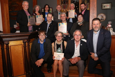 À partir du fond, de gauche à droite:  Léo Boulanger, Annie Lapointe, Daniel Rocheleau, Normand Morin, Anicet Gagné, Marc-André Letendre. Rangée du milieu : Francois Lajeunesse, Simon Madore, Sylviane Ferland. Rangée avant : Michel Plourde, Sylvie Bellerose, Gilbert Simard et Bruno Vachon (Groupe CNW/Cabinet du ministre des Transports)