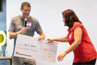 Michael Kessel, CEO of Cleveland Clinic Canada,  and the founder of Cardiac Smash hands Avril Goffredo, CEO of Heart & Stroke Ontario a symbolic cheque for $ 100 thousand at the 2018 Toronto event. (CNW Group/Heart and Stroke Foundation)