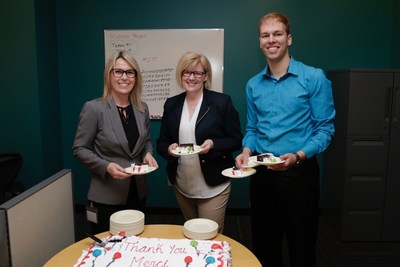 The Honourable Carla Qualtrough, Minister of Public Services and Procurement and Accessibility, shares cake with Public Service Pay Centre employees in Moncton, New Brunswick, Friday, May 31, 2019. (CNW Group/Public Services and Procurement Canada)