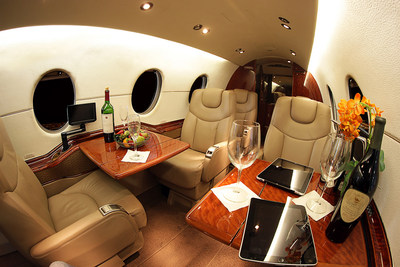 Interior da aeronave Hawker 400XP (PRNewsfoto/Wheels Up)