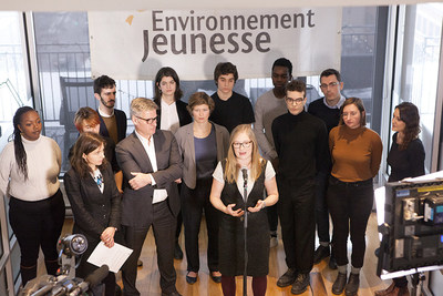 Catherine Gauthier, Executive Director of Environnement Jeunesse with Bruce Johnston and Laure Waridel from TJL and some members of the class action. (CNW Group/Trudel Johnston & Lespérance)