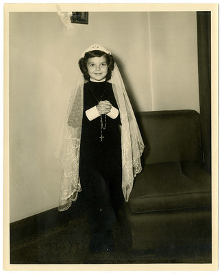 Lise Watier vers 1948. BAnQ Vieux-Montral, Fonds Lise Watier. Photographe inconnu. (Groupe CNW/Bibliothque et Archives nationales du Qubec)