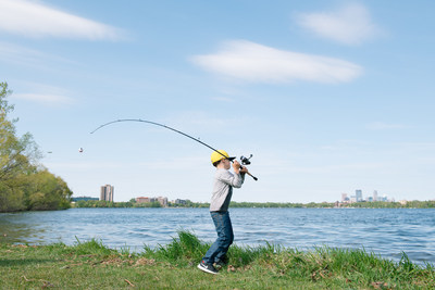 Más personas que nunca tendrán la oportunidad de experimentar la pesca este año como parte de la National Fishing and Boating Week (Semana Nacional de Pesca y Navegación, o NFBW, por sus siglas en inglés), que se llevará a cabo desde el sábado, primero de junio, hasta el domingo, 9 de junio. Take Me Fishing™, una iniciativa de la Recreational Boating & Fishing Foundation (RBFF), está llevando la emoción del deporte por toda la nación con Off the Hook, una experiencia de pesca gratuita que pone cañas y carretes de pesca en las manos de la gente en todo el país. (PRNewsfoto/Recreational Boating & Fishing )