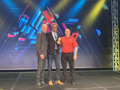 Atheer CEO Amar Dhaliwal (center) accepts AWE 2019 award for Best Enterprise Solution from Nathan Pettyjohn of the VR/AR Association (right) and Ori Inbar, co-founder and CEO of AugmentedReality.org and the producer of Augmented World Expo (left).