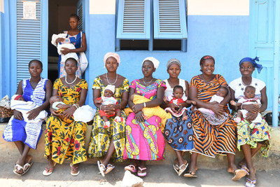 Dans le Nord Est de la Cte d'Ivoire, des mres attendent devant une clinique pour faire vacciner leurs enfants.  UNICEF/UN061672/Dejongh (Groupe CNW/UNICEF Canada)