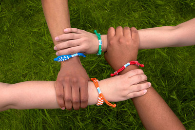 Les invits des restaurants Tim Hortons peuvent faire un don de 2 $ pour recevoir un bracelet du Jour des camps d'dition limite (rouge, bleu, vert ou orange). (Groupe CNW/Tim Hortons)