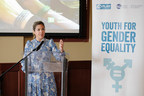 Des jeunes présentent leur feuille de route pour parvenir à l'égalité des genres au Canada à Sophie Grégoire Trudeau pendant la conférence de Women Deliver de 2019