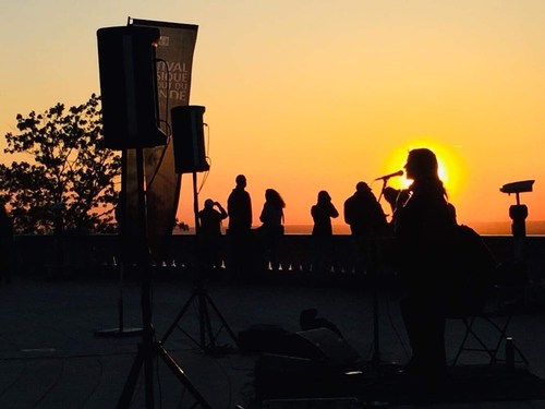 Elisapie au lever du soleil au sommet du Mont-Royal organisé par le Festival Musique du Bout du Monde le 6 juin 2019 - Crédits photo : Marc Bert (Groupe CNW/Musique du Bout du Monde)