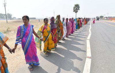 Lors de la Journe internationale de la fille, plus de 300 000 filles et femmes ont form une chaine humaine dans le district de Purulia, dans le Bengale-Occidental en Inde, afin de sensibiliser la population  mettre fin aux mariages prcoces.
 UNICEF/UN0276241/Boro (Groupe CNW/UNICEF Canada)