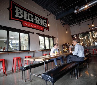Obama, Trudeau share a pint at Big Rig Brewery. (CNW Group/Foodtastic)