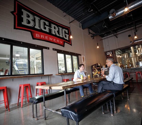 Obama et Trudeau partagent une pinte de bière à la brasserie Big Rig. (Groupe CNW/Foodtastic)